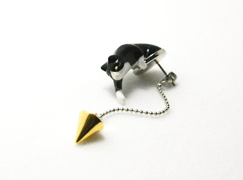 戯れ猫のピアス ハチワレ - 耳環/耳夾 - 塑膠 黑色