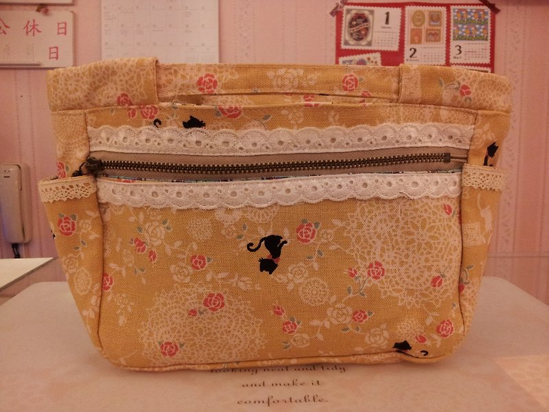 日系包包整理袋-優雅貓咪 - 化妝包/收納袋 - 其他材質 橘色