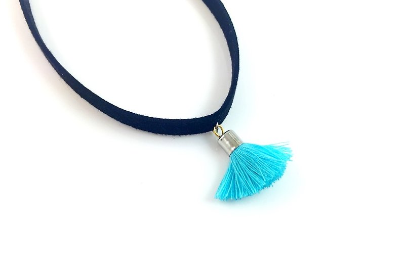 "Black suede necklace - light blue tassel." - สร้อยคอ - หนังแท้ สีน้ำเงิน
