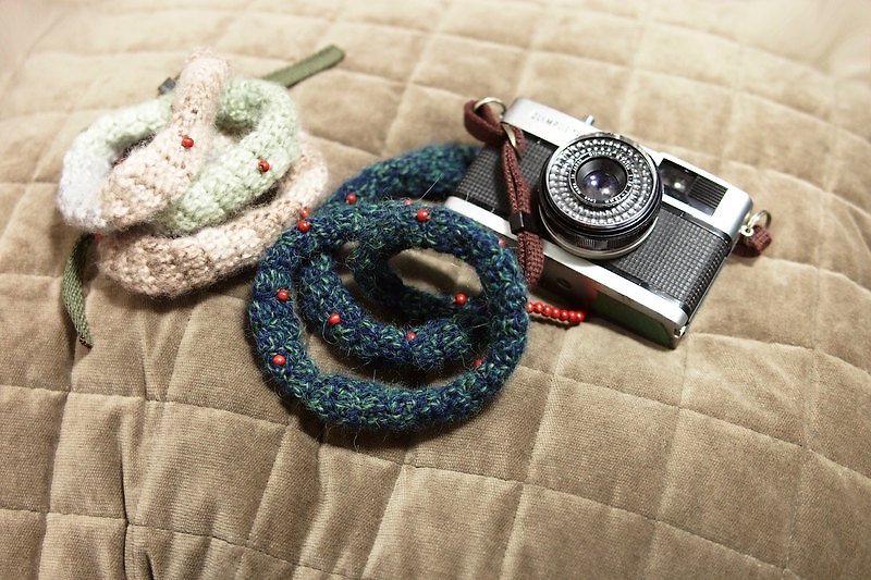 [Endorphin] winter limited. Hand-woven wool. Forest harvesting bearberry camera strap - ID & Badge Holders - Other Materials Green