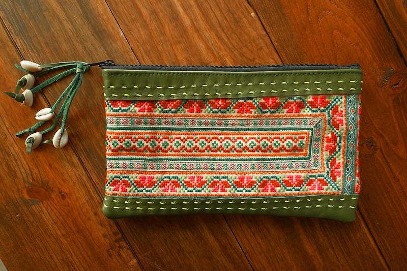 【Grooving the beats】[ Fair Trade] Hmong Wristlet Leather Clutch With the Vintage Embroidery Fabric Handmade Thailand / Cosmetic Bag（Green） - Clutch Bags - Genuine Leather Green