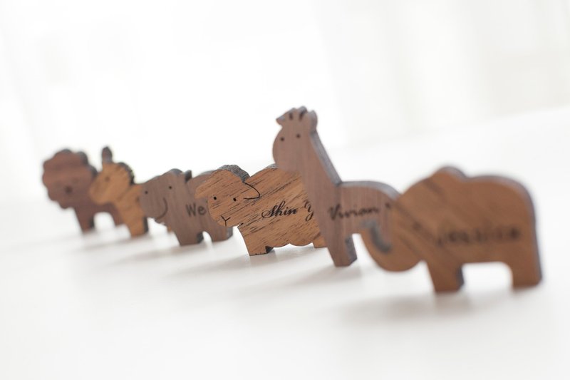 Customized name gift log-shaped wood chips - cute elephant/hippo/giraffe/horse/pengpenglion - Keychains - Wood Multicolor