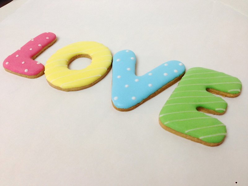 LOVE large letter handmade icing biscuits by anPastry - คุกกี้ - อาหารสด หลากหลายสี