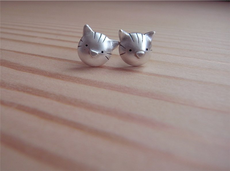 Cute Kitten Head---Little cat--Sterling Silver--Silver Cat--Stud Earrings - Earrings & Clip-ons - Silver Gray