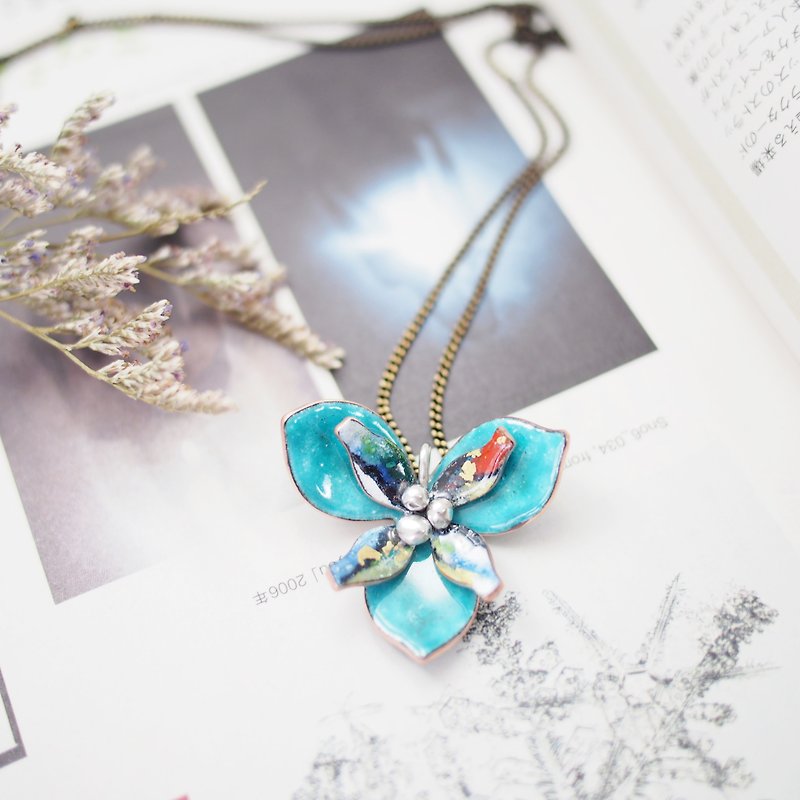 【A Glimpse of Flower-Iris Japonica】Flower•Enamel Necklace (Butterfly) - สร้อยคอ - วัตถุเคลือบ หลากหลายสี