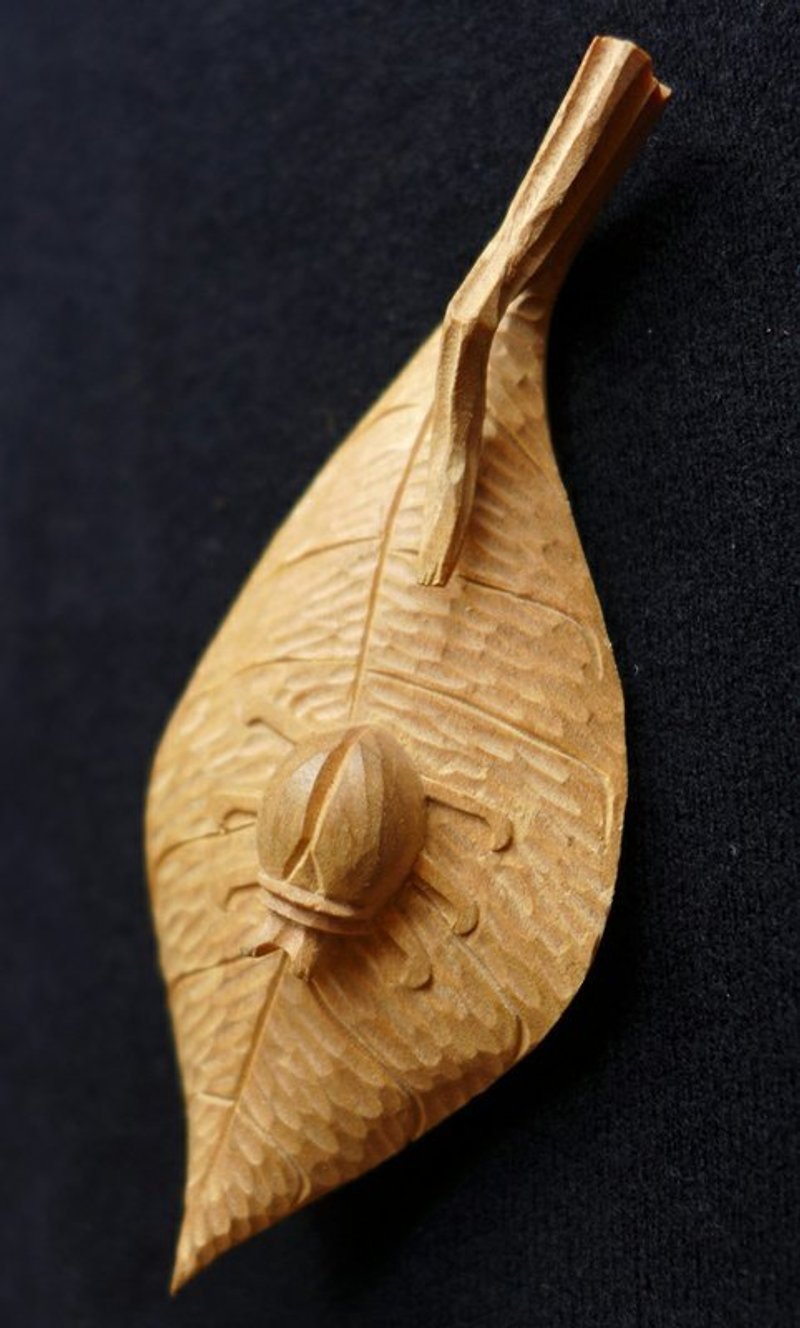 ㊣Indian Laoshan Sandalwood Brooch【Leaf and Ladybug】 - เข็มกลัด - ไม้ สีนำ้ตาล