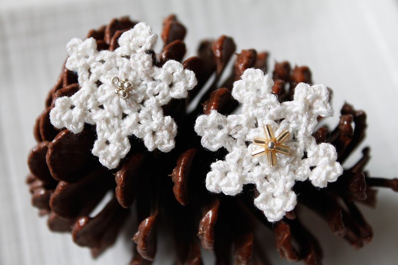snowflake. White mini ear clip (one pair) - ต่างหู - ผ้าฝ้าย/ผ้าลินิน ขาว