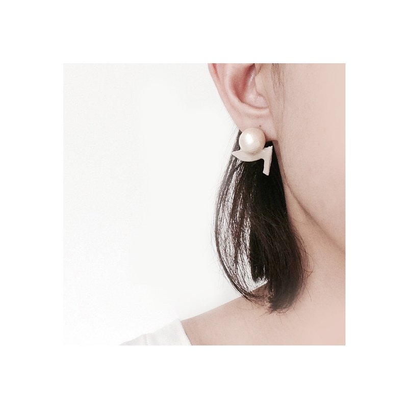 ハイヒールとコットンパールのピアス white【受注生産】 - 耳環/耳夾/耳骨夾 - 植物．花 白色