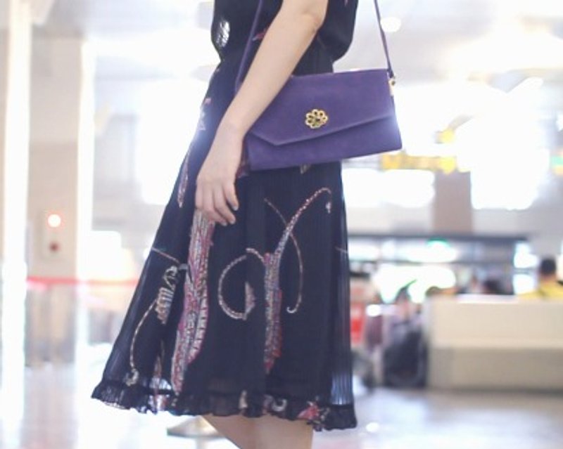 When vintage [purple velvet embossed dorsal antique bag] abroad back to vintage bag VINTAGE - Messenger Bags & Sling Bags - Other Materials Purple