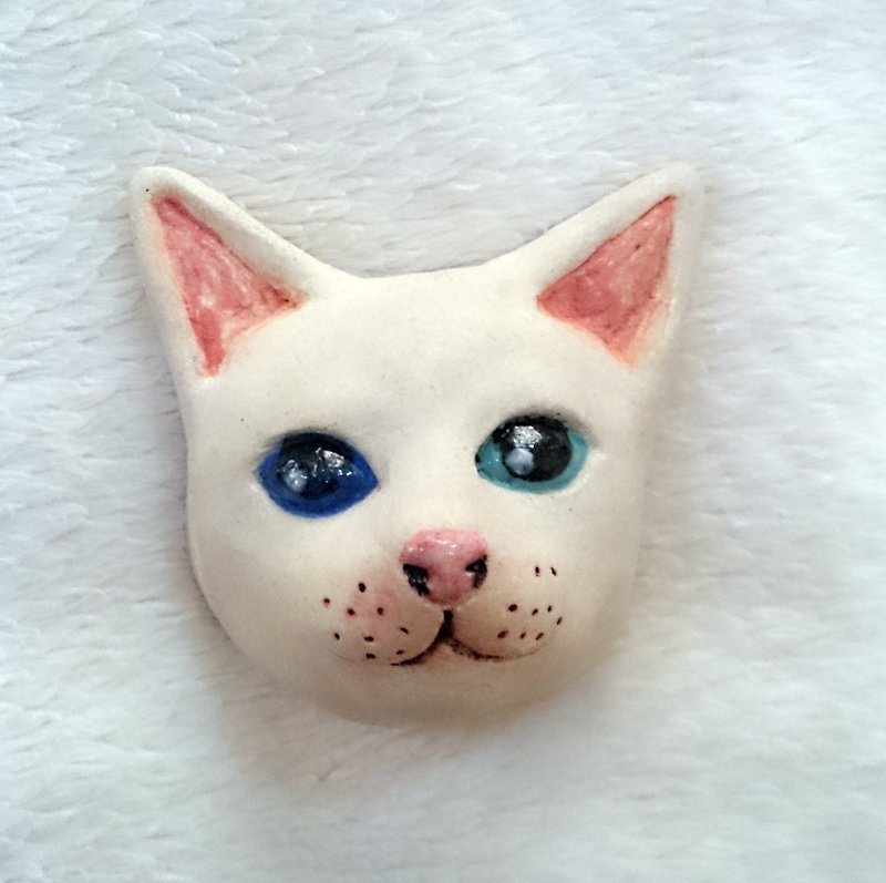 cat face-小白的一藍一綠/【客製化別針或磁鐵二選一!!!】 - 花瓶/花器 - 其他材質 白色