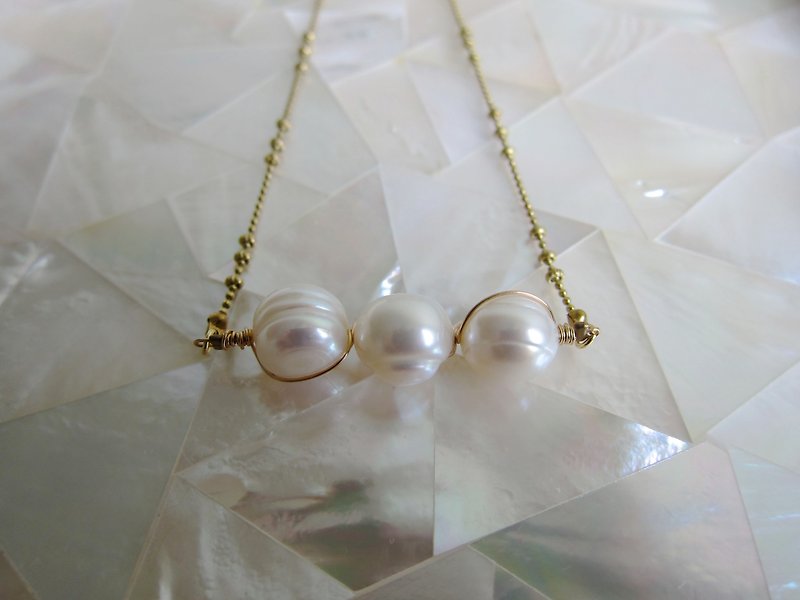 Minertés+ three pearl simple Bronze necklace+ - สร้อยคอ - ไข่มุก ขาว