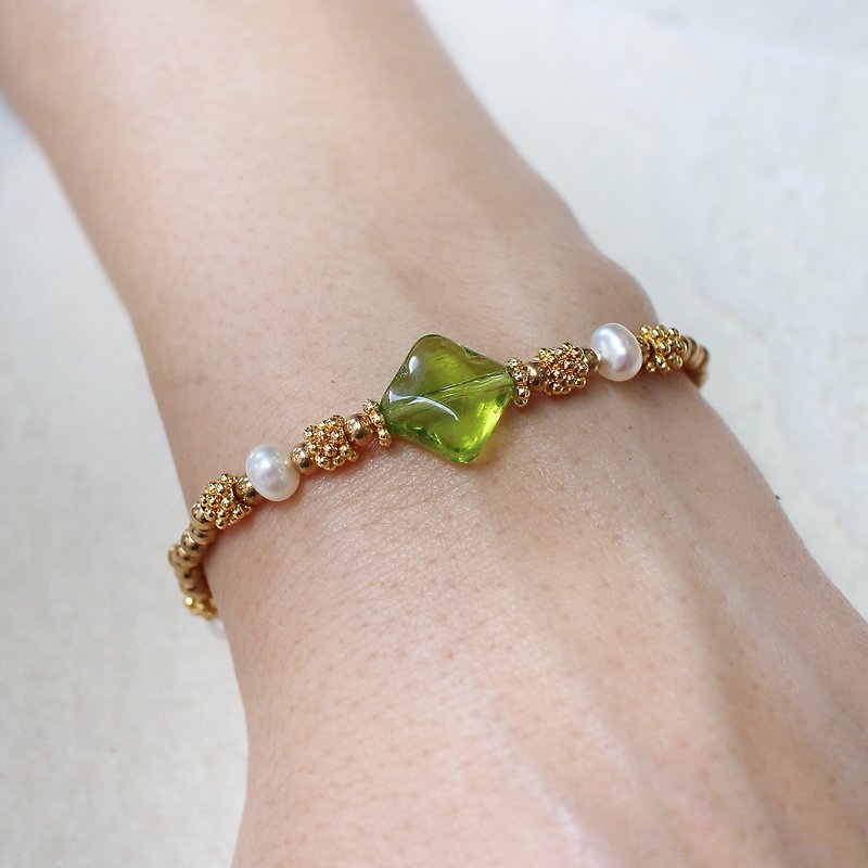 EF流金歲月NO.137墨綠色菱型琉璃珍珠花圈黃銅手鍊 - สร้อยข้อมือ - วัสดุอื่นๆ สีเขียว