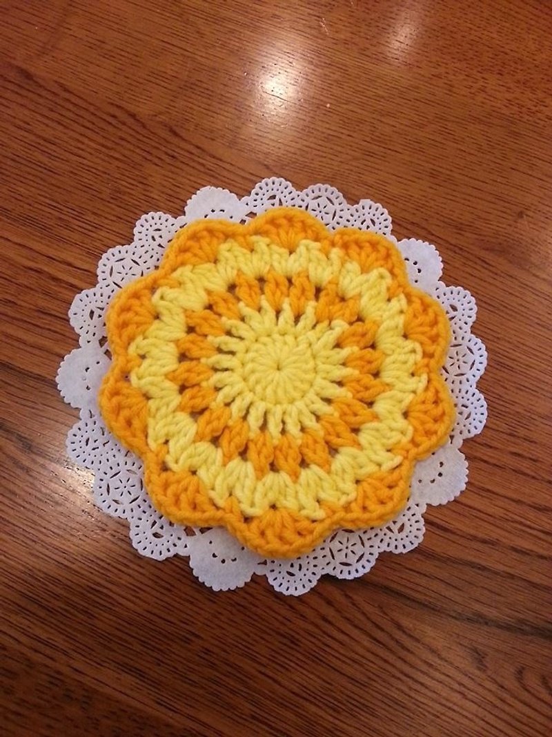 【Knitting】花型杯墊-銘黃與淺黃的圓舞曲 - 杯墊 - 其他材質 黃色