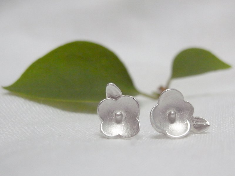 Tiny Flower--Sterling Silver--Silver Flower--Cute Flower---Stud Earrings - ต่างหู - เงิน สีเทา