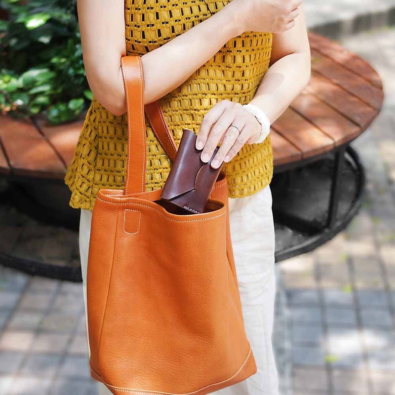 Japanese handmade leather simple and soft shoulder bag Made in Japan by TEHA'AMANA - กระเป๋าแมสเซนเจอร์ - หนังแท้ สีส้ม