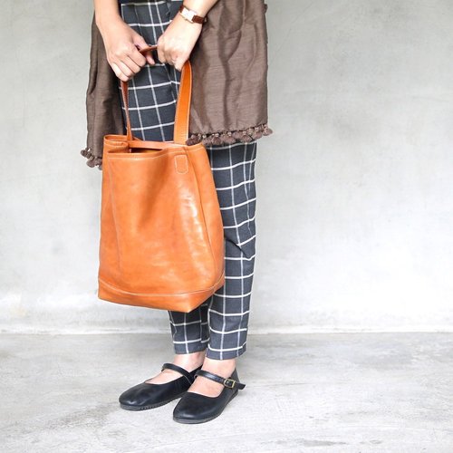Japanese handmade leather simple and soft shoulder bag Made