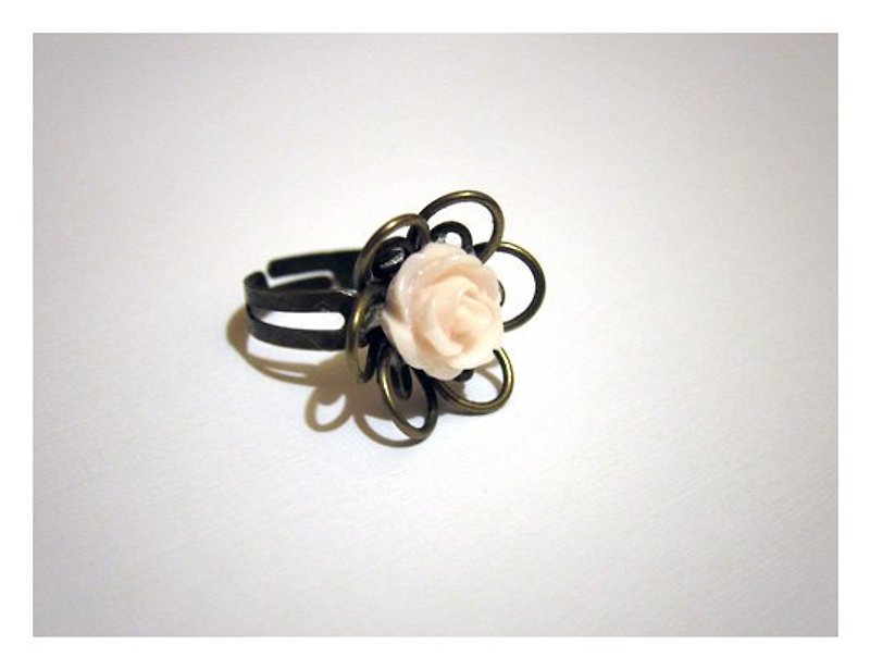 Embrace Rose Ring - แหวนทั่วไป - วัสดุอื่นๆ สึชมพู