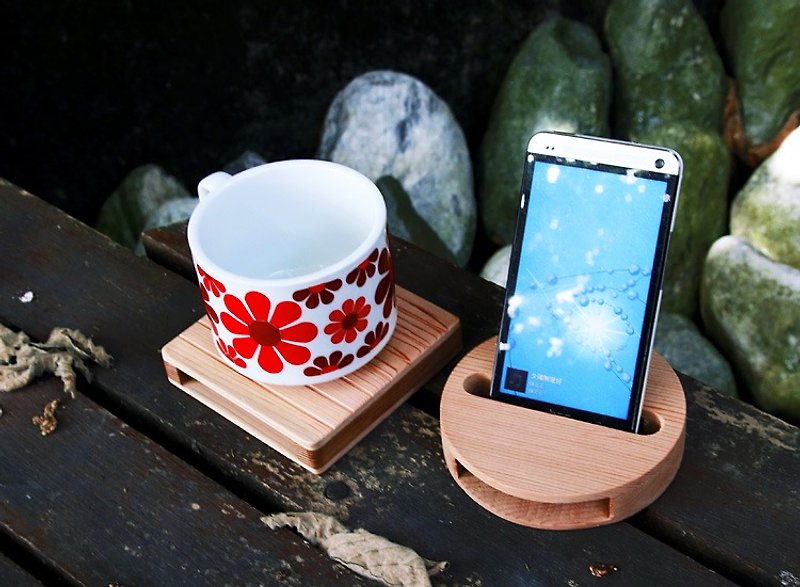 【Western Red Cedar】Cell Phone Sound Amplifier x Round Coaster - Phone Stands & Dust Plugs - Wood Gold