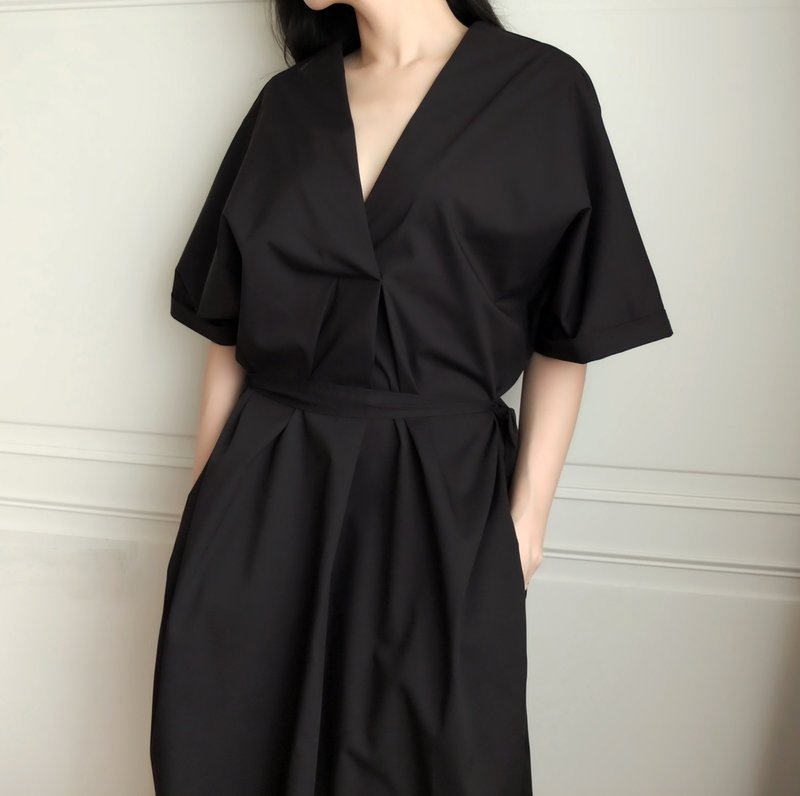 Black belted kimono-style V-neck long dress - ชุดเดรส - ผ้าฝ้าย/ผ้าลินิน สีดำ