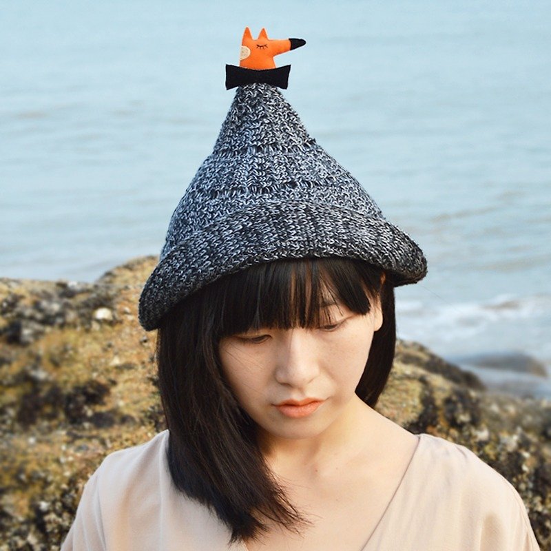 Hand-knit wool hat witch hat for little fox retro