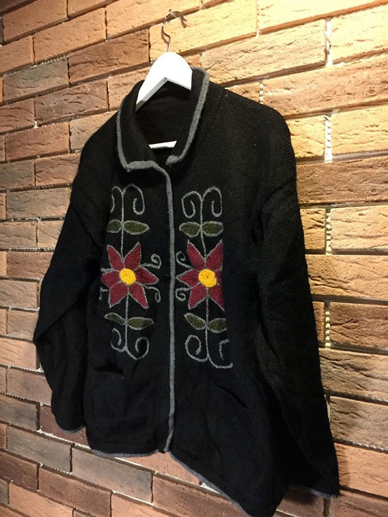 Hand-knitted flower sweater coat Peru - Black - สเวตเตอร์ผู้หญิง - วัสดุอื่นๆ สีดำ