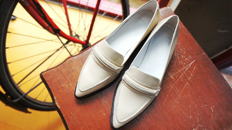 ［教官說鞋子不能這麼趴。胎牛皮樂福］(米色) - Women's Casual Shoes - Genuine Leather White