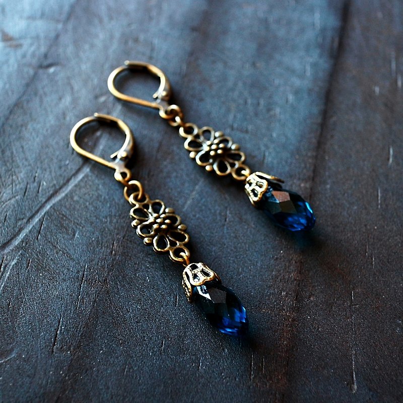 EF復古宮廷系列NO.16孔雀藍色鏤空雕花耳環 - Earrings & Clip-ons - Other Materials Blue