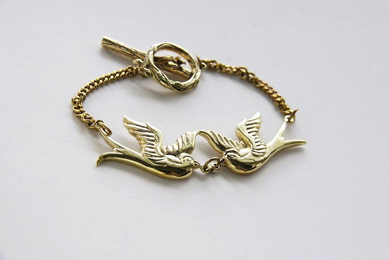 Two Swallows Golden Bracelet / Gold Brass Jewelry / Girls Woman Fashion Accessories / Pop Rock Vintage Style Jewelry - 手鍊/手環 - 其他金屬 金色