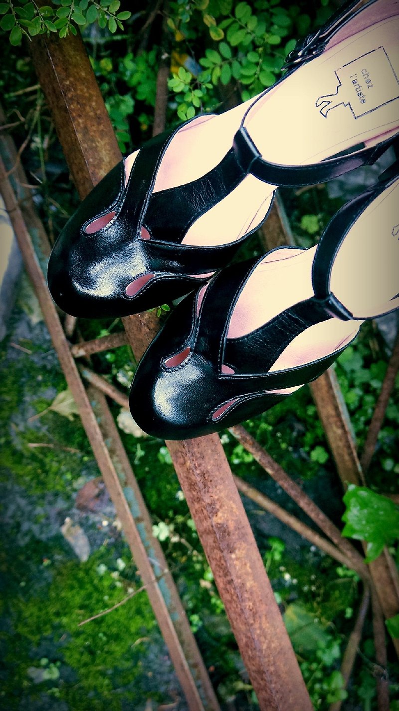 草叢裡隱形的蜿蜒小路。T帶坡跟涼鞋 (黑色) - รองเท้าลำลองผู้หญิง - หนังแท้ สีดำ