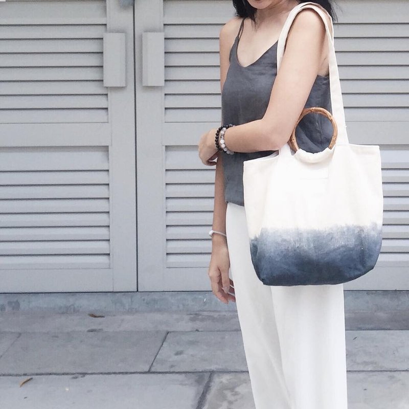Tie dyed Bamboo Bucket Bag - 側背包/斜背包 - 棉．麻 藍色