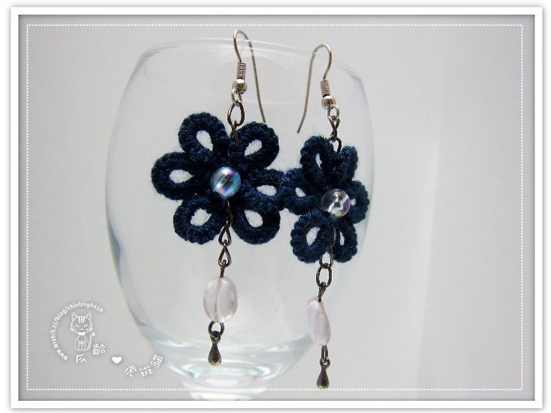 深藍色典雅復古花形蕾絲．耳環（現貨） - 耳環/耳夾 - 其他材質 藍色