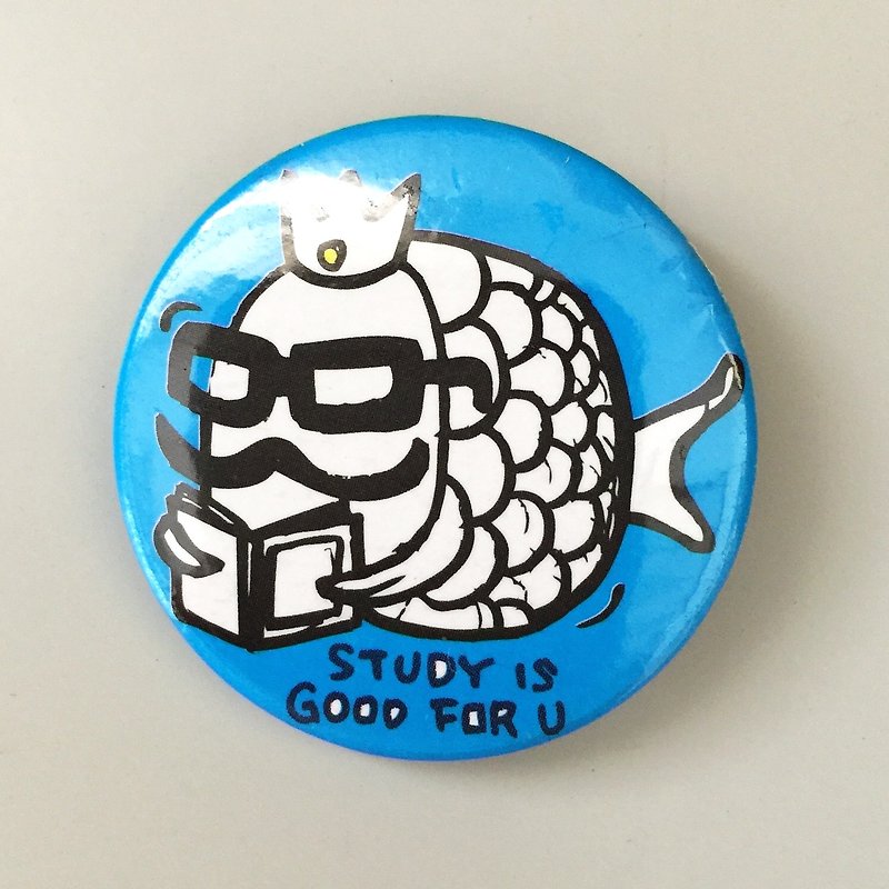Mr. Goldfish, who loves reading in the badge - เข็มกลัด - พลาสติก สีน้ำเงิน