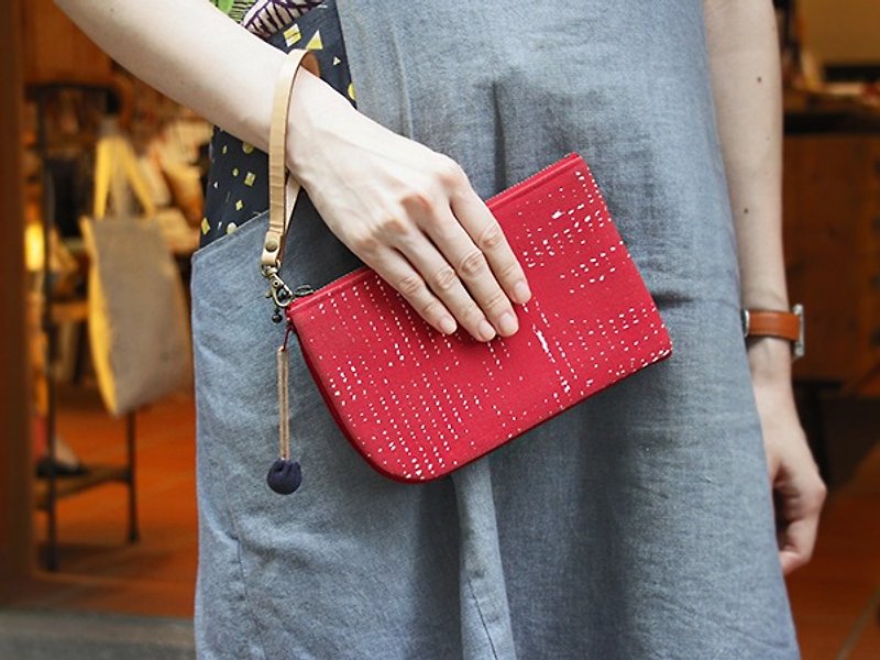 Hand-held buckle bag | Red stone, red mark | Passport essential for travel - กระเป๋าสตางค์ - ผ้าฝ้าย/ผ้าลินิน 