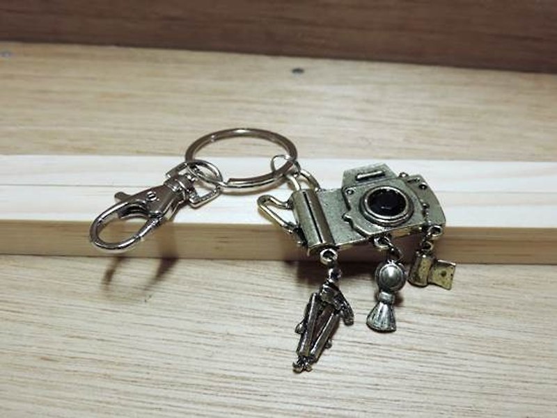 ‧ retro fun travel with a camera keychain - Keychains - Other Metals 