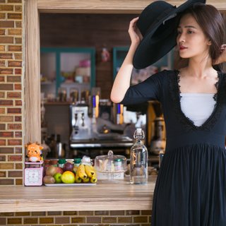マークはモーダル V ネック ドレスのビクトリア朝の女の子です。