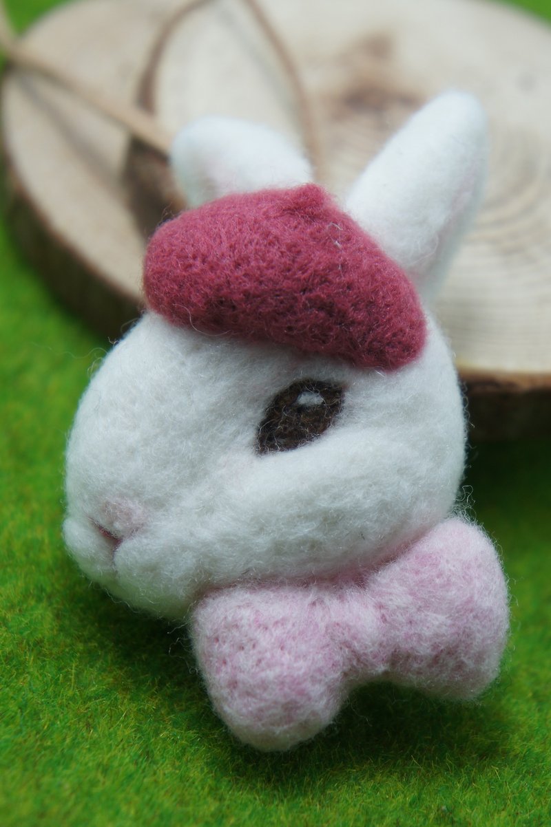 :羊毛氈小畫家兔兔扣針 胸針 項鏈兩用 可客製化 - 胸針/心口針 - 羊毛 粉紅色