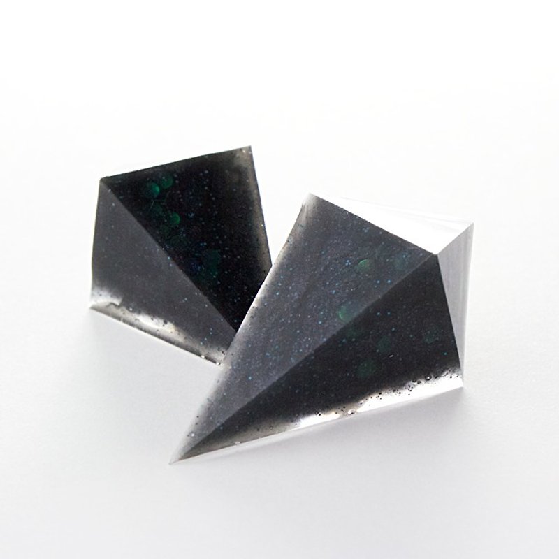 鋭角ピラミッドイヤリング(ナイトライダー) - 耳環/耳夾 - 其他材質 黑色