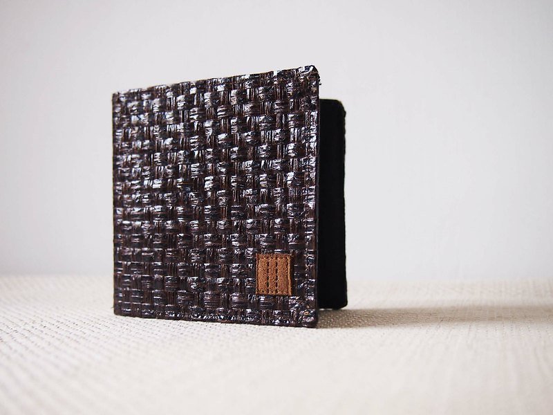 Paralife Custom Handmade Dark Brown Grass Woven Short Wallet - กระเป๋าสตางค์ - กระดาษ 