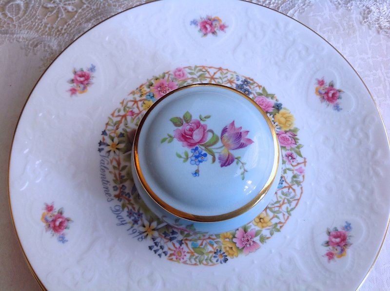 ♥ ~ ~ ♥ Anne crazy Antiquities 1950 British bone china hand-painted rose pink blue circular bone jewelry boxes, jewelry box candy box - a birthday present - Storage - Other Materials Blue