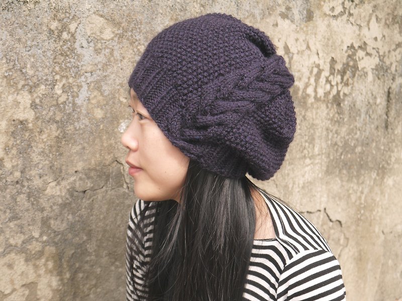 手作編織毛帽~ 寬鬆側邊麻花毛帽系列(深紫) - 帽子 - 羊毛 紫色