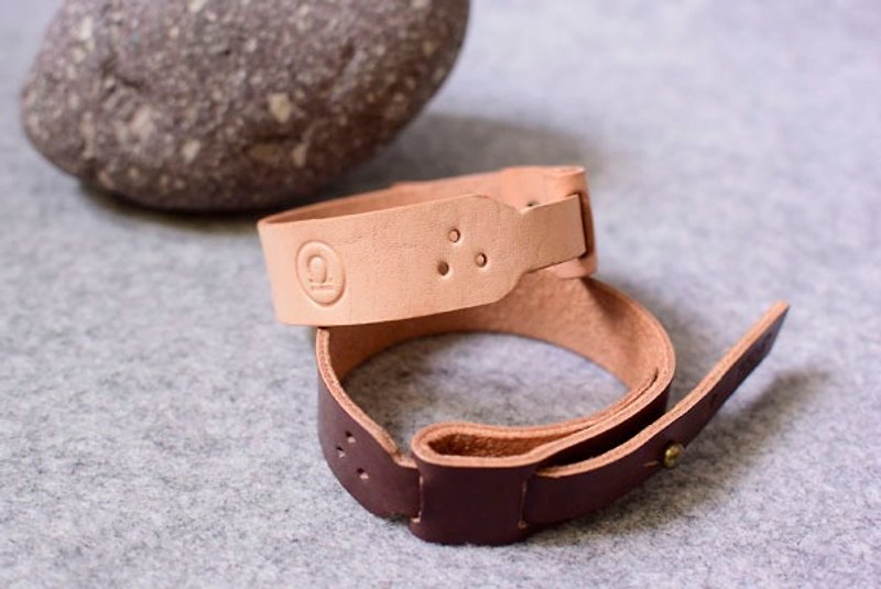 Personalized leather wear handmade leather snap ring leather dark wood color / colors can be imprinted in English - สร้อยข้อมือ - หนังแท้ 