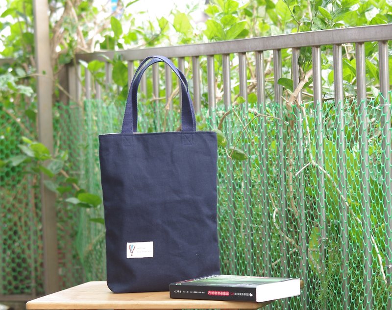 The tote bag runs around the medium long version dark blue - กระเป๋าถือ - ผ้าฝ้าย/ผ้าลินิน สีน้ำเงิน