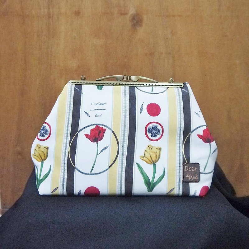Shoulder hand and mouth gold package + yellow + red flower floral - Messenger Bags & Sling Bags - Other Materials White