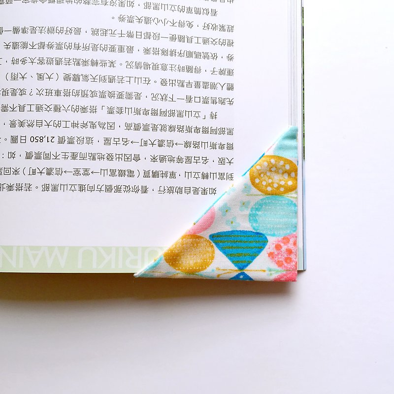 Handmade colorful party star cloth bookmark cloth book corner (a set of 2) - ที่คั่นหนังสือ - วัสดุอื่นๆ หลากหลายสี