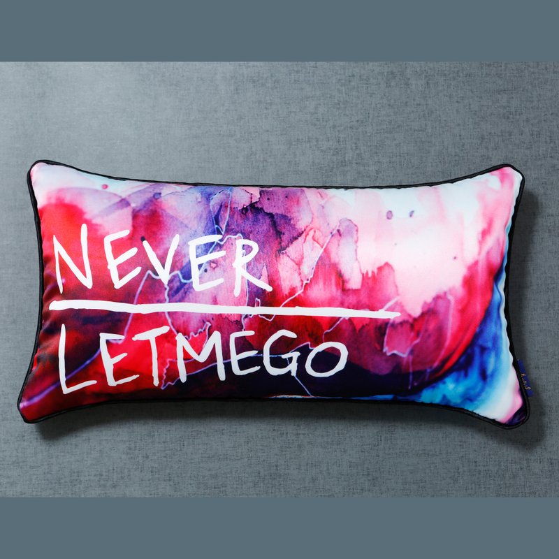 【NEVER LET ME GO - 紅色】 腰枕 / 抱枕 含芯 雪豆 - 枕頭/抱枕 - 其他材質 多色
