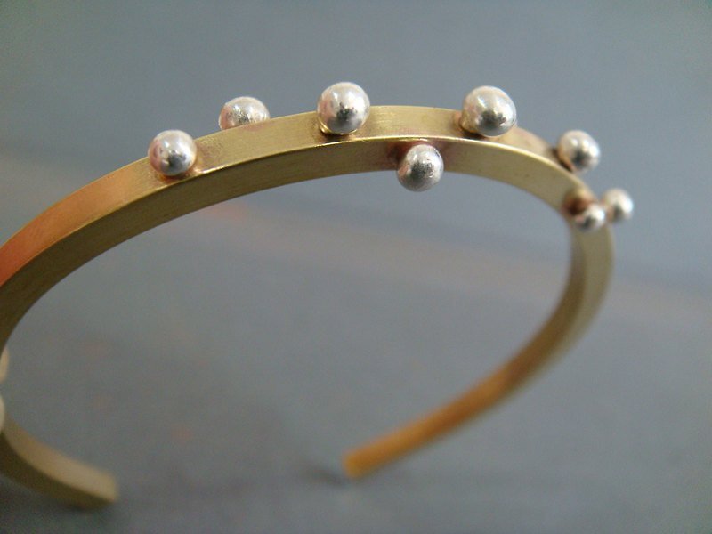 【StUdio】情人節－黃銅銀粒手環 - 手鍊/手環 - 其他金屬 黃色