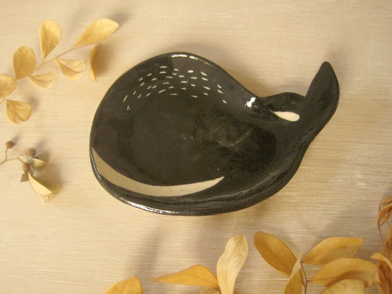 DoDo Hand-made Animal Silhouette Modeling Plate-Whale (Black) - Pottery & Ceramics - Pottery Black