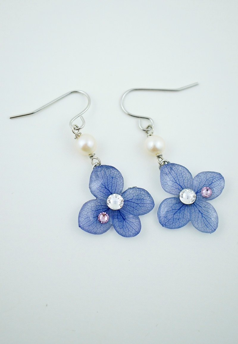 Rhapsody in Garden – Blue Real Hydrangea Flower with Swarovski Crystal and Pearls Dangling Earring - ต่างหู - เครื่องเพชรพลอย สีน้ำเงิน