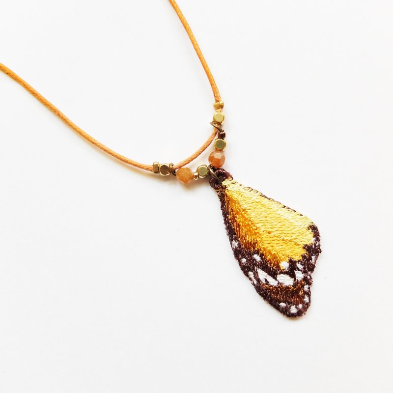 刺繡 蝴蝶 天然石蝶羽項鍊 / 樺斑蝶 Plain Tiger Butterfly - 項鍊 - 繡線 橘色