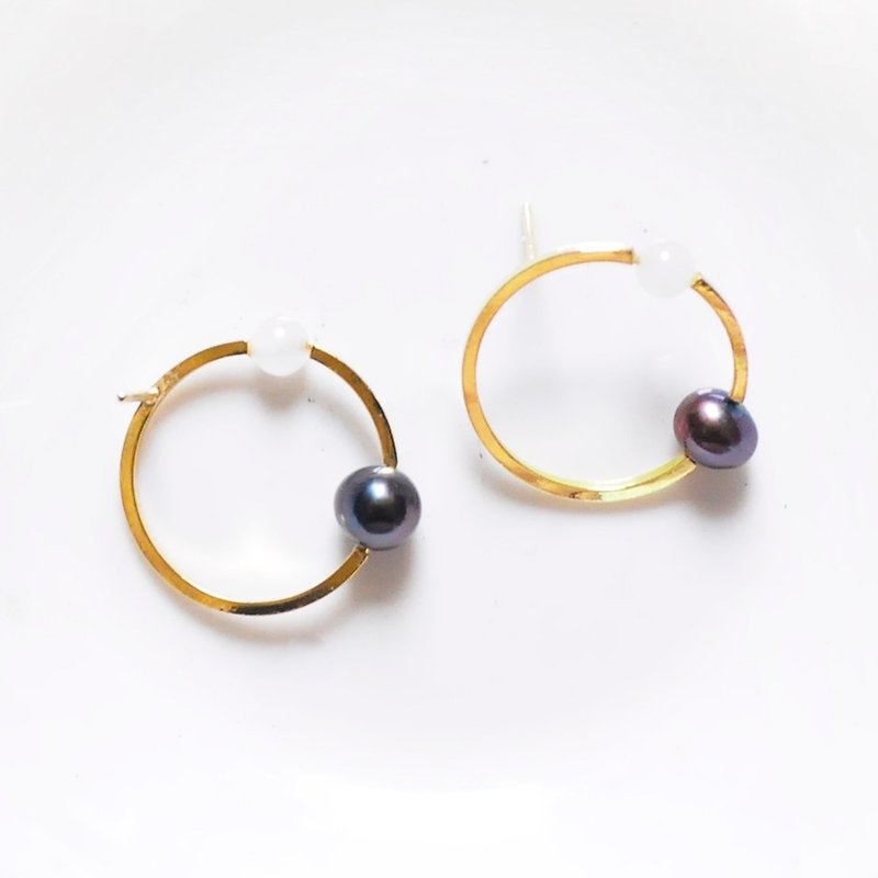 Geometric accessories "Dot line II" black pearl white jade earrings - Earrings & Clip-ons - Gemstone White